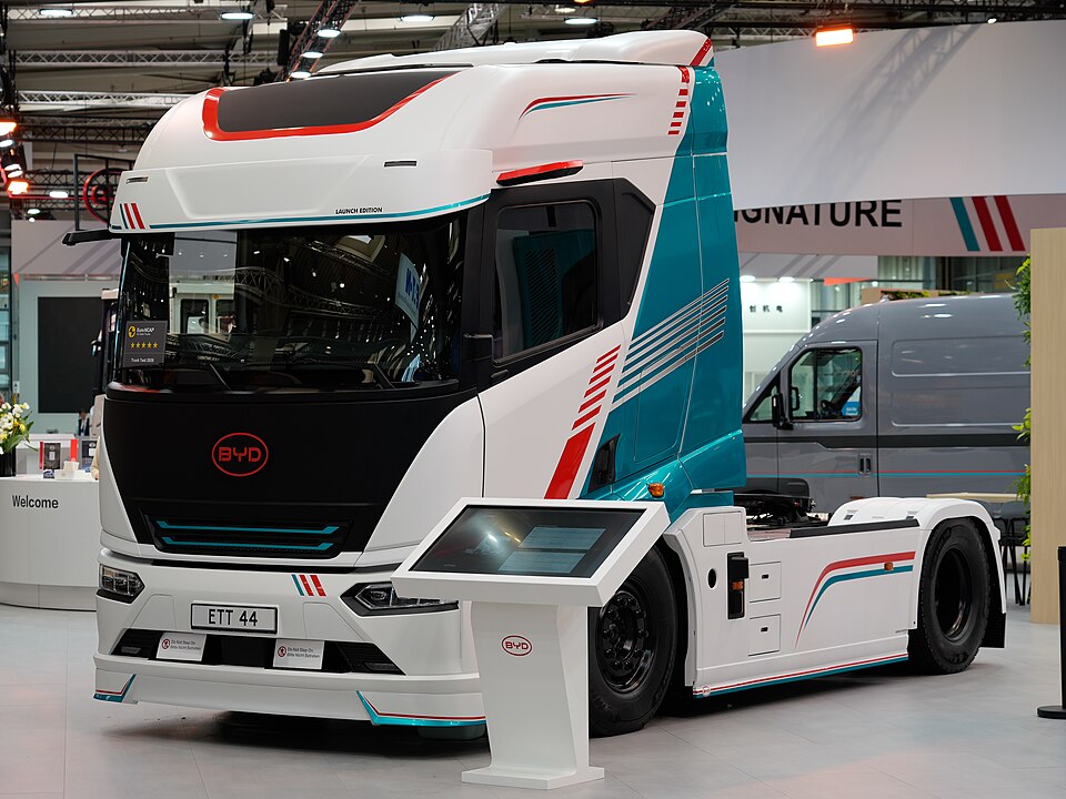 Weiße BYD ETT 44 Sattelzugmaschine mit türkisfarbenen Akzenten auf der IAA 2026