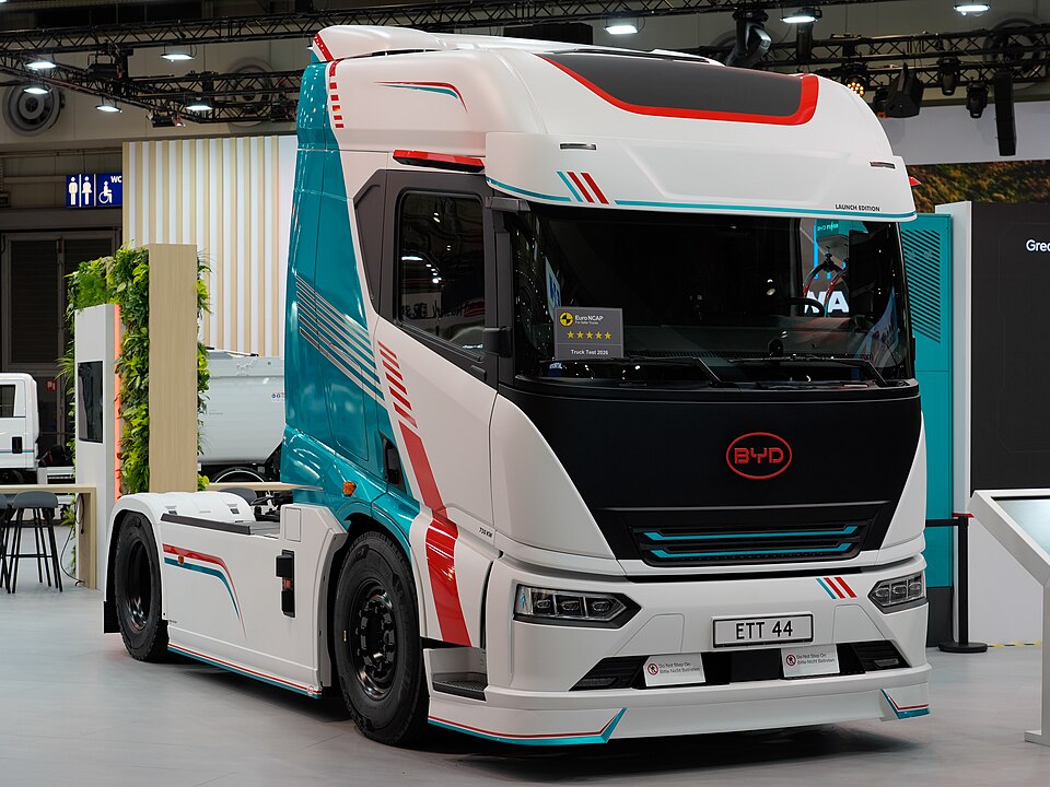 BYD ETT 44 in weiß-türkiser Lackierung von vorn und von der Seite auf der IAA 2026
