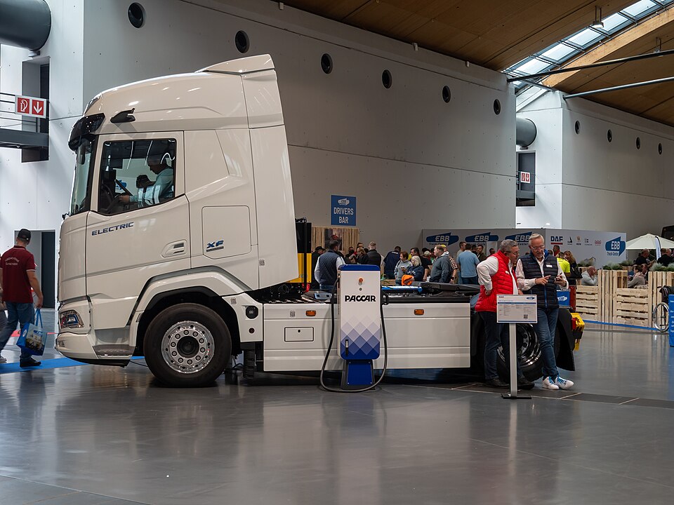 DAF XF Electric von der Seite mit Fahrerhaustür und Einstieg am Nufam-Messestand 2025
