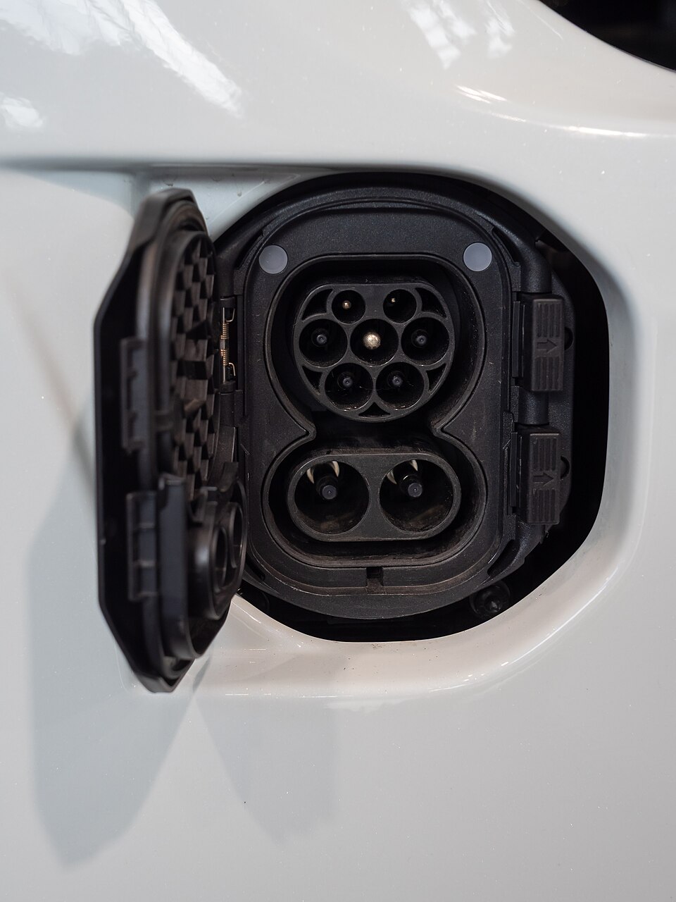 Geöffneter CCS-Ladeanschluss am DAF XF Electric auf der Nufam 2025