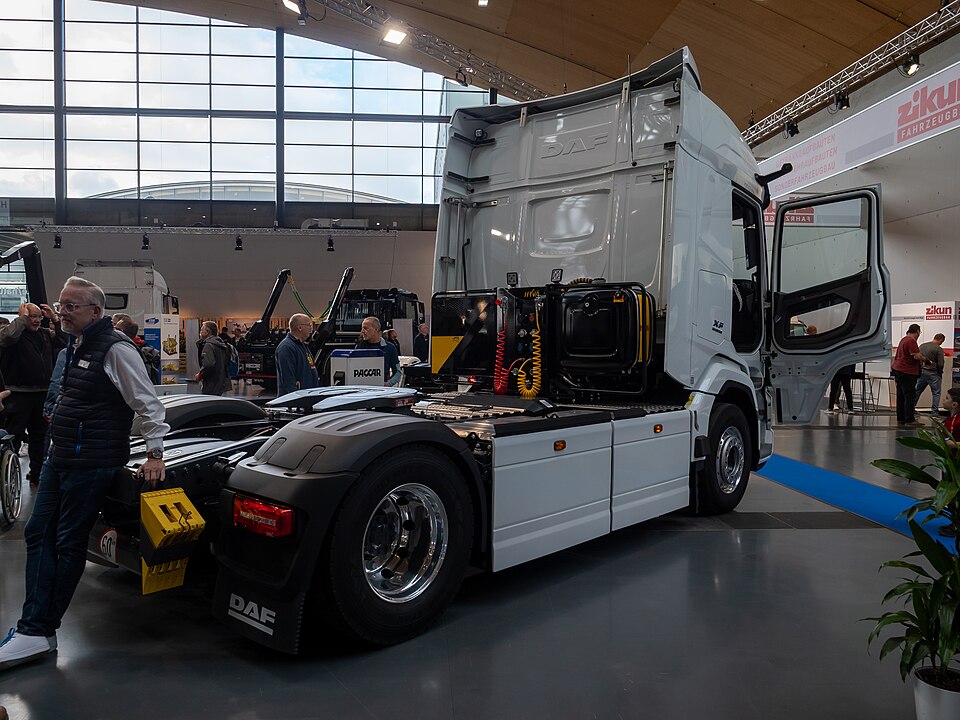 DAF XF Electric von hinten mit Sattelkupplung und sichtbarem Fahrgestell auf der Nufam 2025