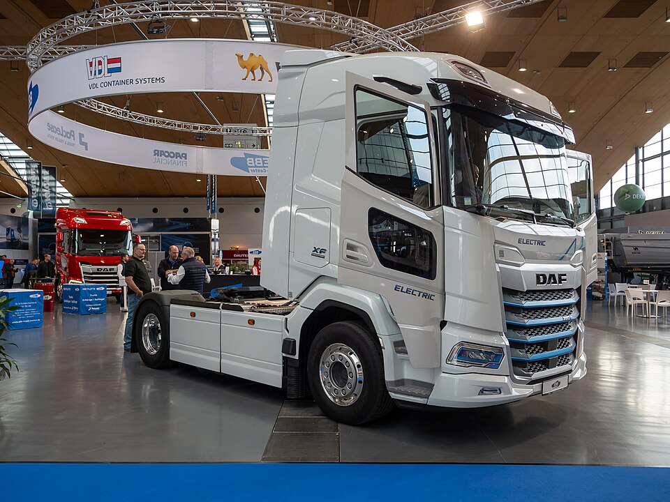 Weiße DAF XF Electric Sattelzugmaschine mit blauem Electric-Schriftzug auf der Nufam 2025