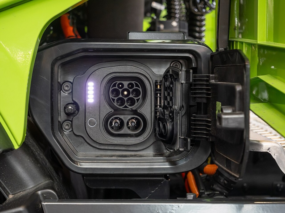 Geöffneter CCS2-Ladeanschluss des grünen IVECO S-eWay auf der NUFAM 2025