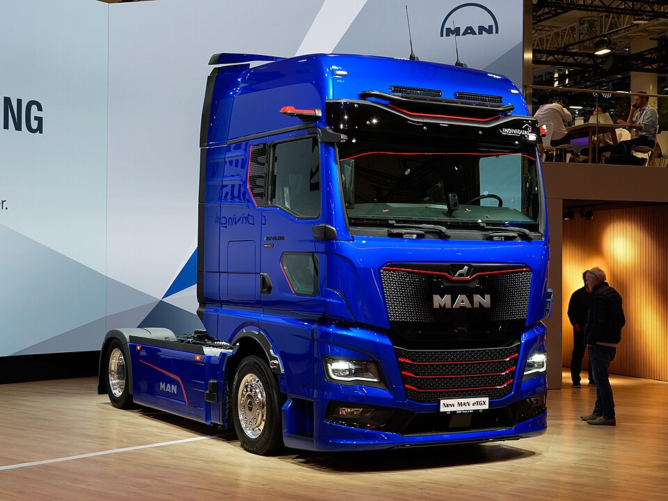Blaue MAN eTGX 20.600 Sattelzugmaschine auf dem MAN-Messestand der IAA 2026