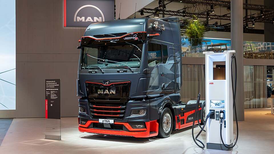 MAN eTGX 20.544 neben einer ABB-Ladesäule auf der IAA Transportation 2024