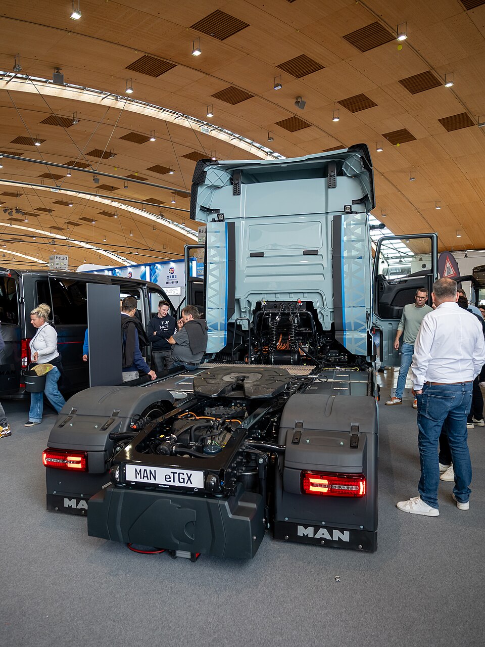 MAN eTGX 20.449 von hinten mit Sattelkupplung, Fahrgestell und orangefarbenen Hochvoltleitungen