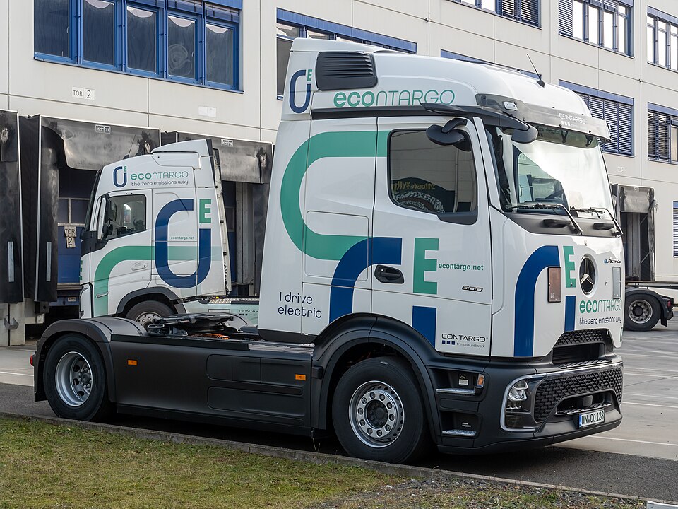 Mercedes-Benz eActros 600 als Sattelzugmaschine vor einem Logistikgebäude