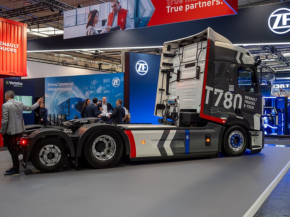 Seitenansicht des Renault E-Tech T 780 mit drei Achsen und großem T-780-Schriftzug auf der IAA 2026
