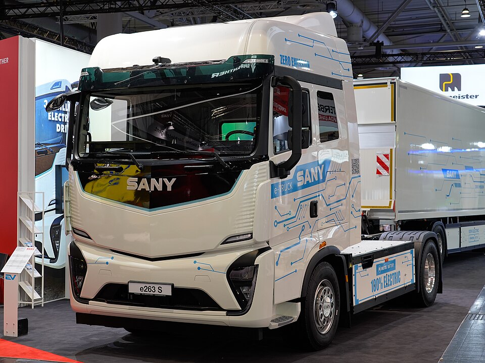 Weiße elektrische Sattelzugmaschine SANY e263 S mit sichtbarer Modellbezeichnung auf der IAA 2026