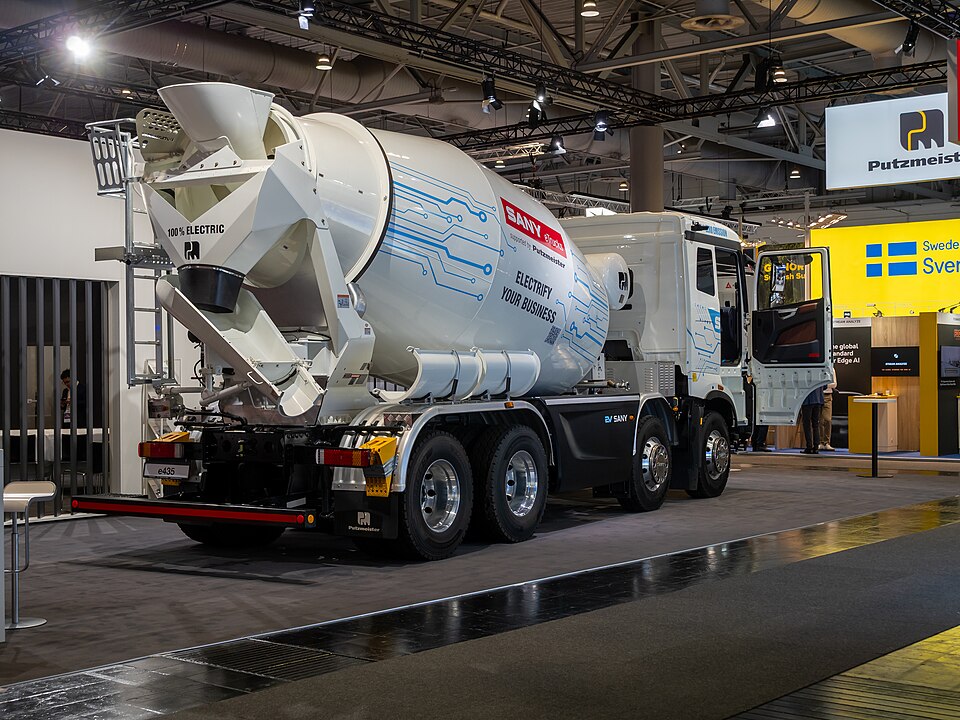 Elektrischer SANY-Putzmeister-Fahrmischer mit weißer Trommel auf der IAA 2026