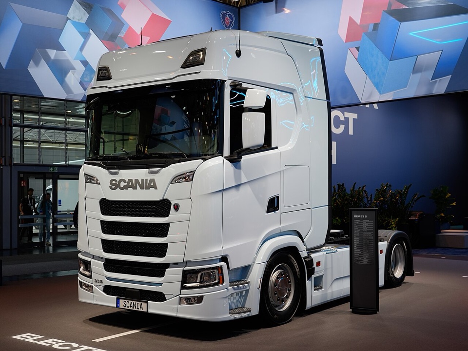 Weiße Scania BEV 33 S Sattelzugmaschine auf der IAA 2026