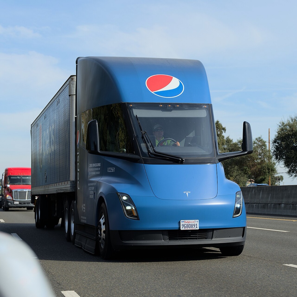 Blauer Tesla Semi mit Pepsi-Auflieger auf einer Straße bei Sacramento