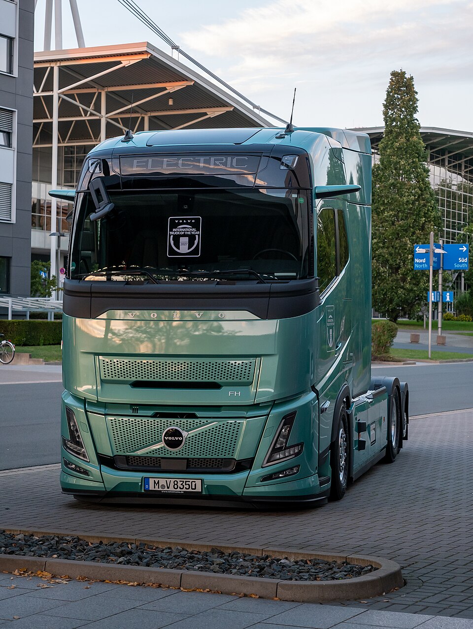 Türkisfarbener Volvo FH Aero Electric mit drei Achsen vor der Messehalle auf der IAA 2026