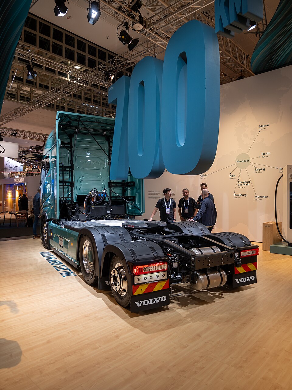 Heckansicht des türkisfarbenen Volvo FH Aero Electric auf der IAA 2026 unter einem 700-Kilometer-Messeschild